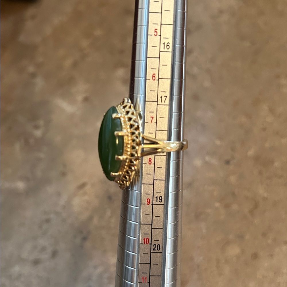 VINTAGE ESTATE PIECE! Jade and 14kt Gold Women's Ring - Picture 8 of 11